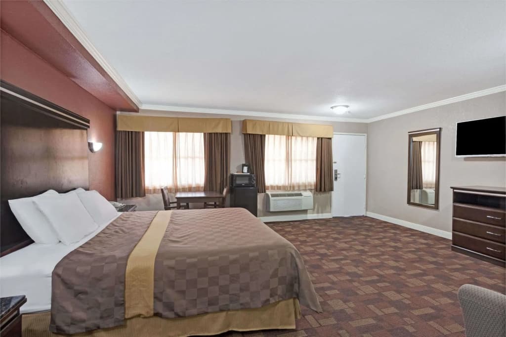 Travelodge By Wyndham Whittier - photo 4