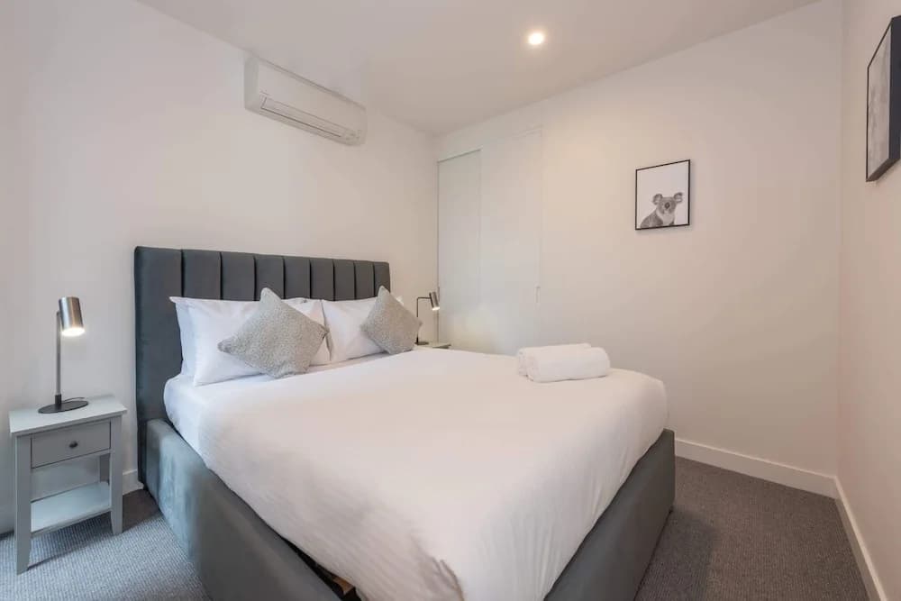 Modern 1 Bedroom Apartment in Brunswick East Near CBD - photo 2