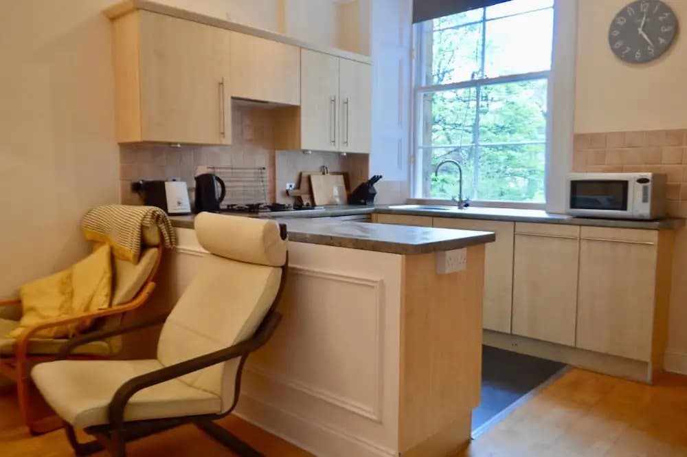 Sunny First Floor Stockbridge Flat - photo 12