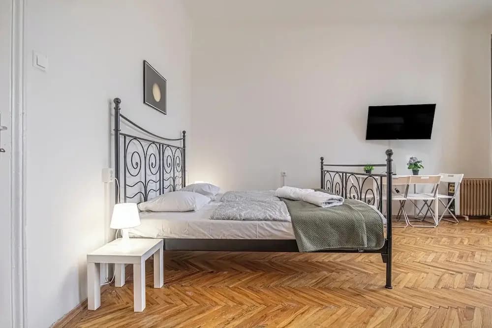 Bright 2BR Apartment Near Danube - photo 3