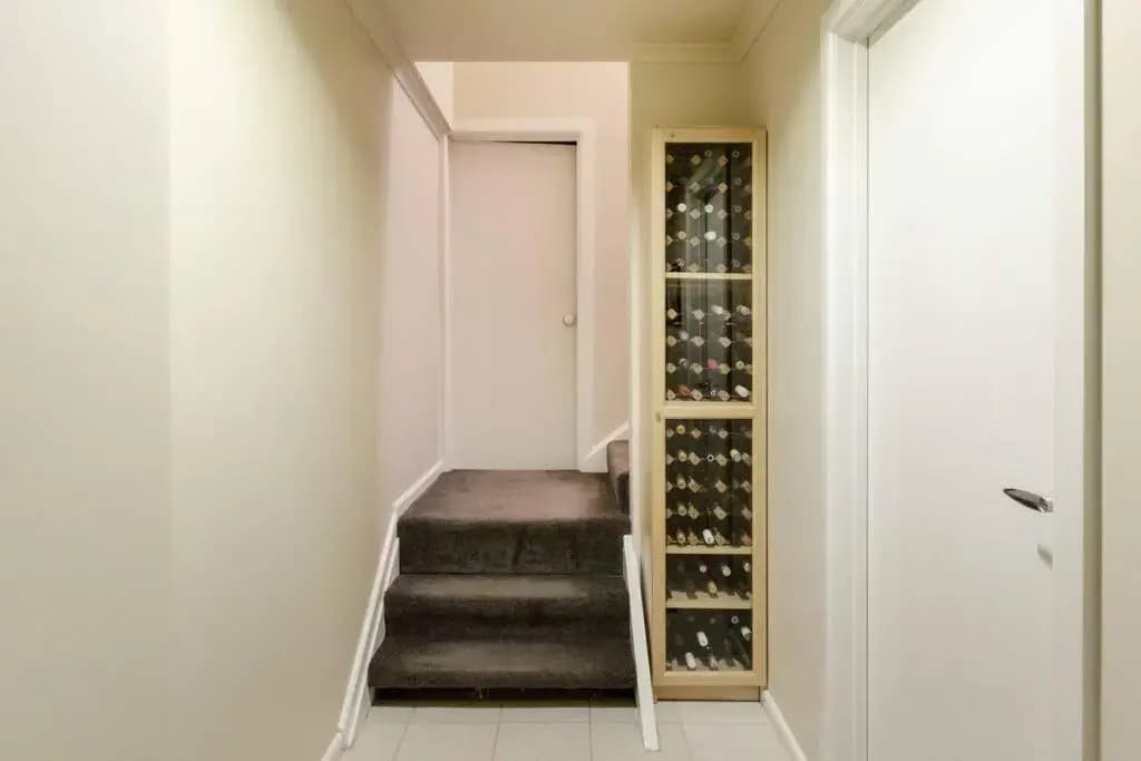 Upstairs Studio Apartment with street access - photo 2
