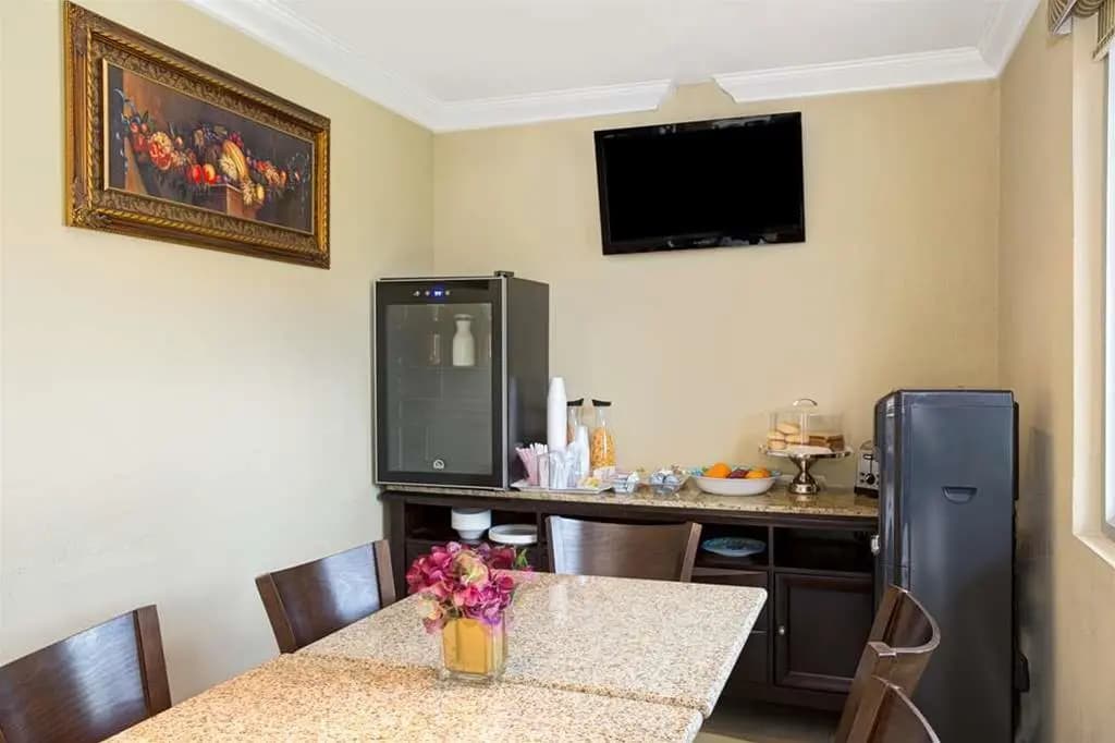 Sun And Surf Inn - photo 3
