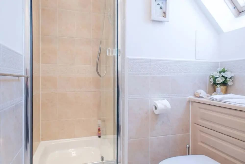 5 Bedroom House With Free Parking - photo 7