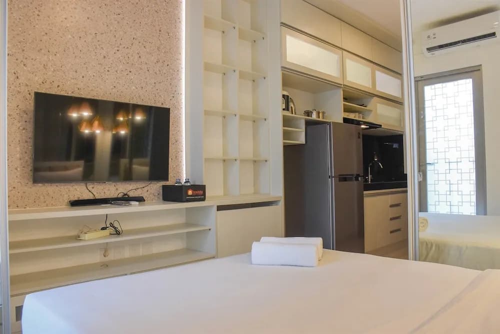 Fancy And Nice Studio At Ciputra World 2 Apartment - photo 3