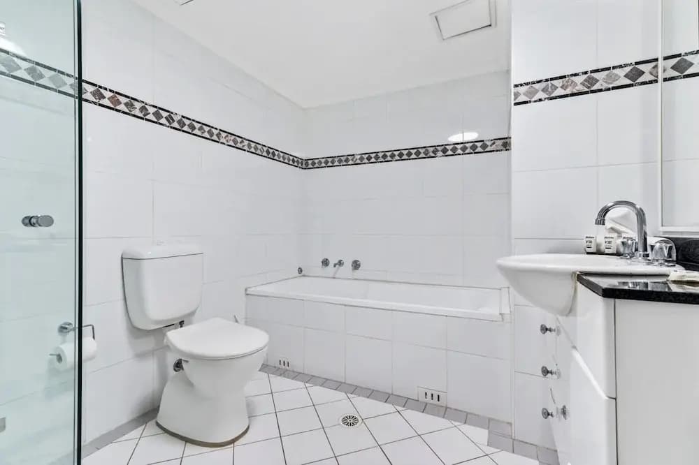 Poolside 2-bed Haven, Walk to City Centre - photo 9