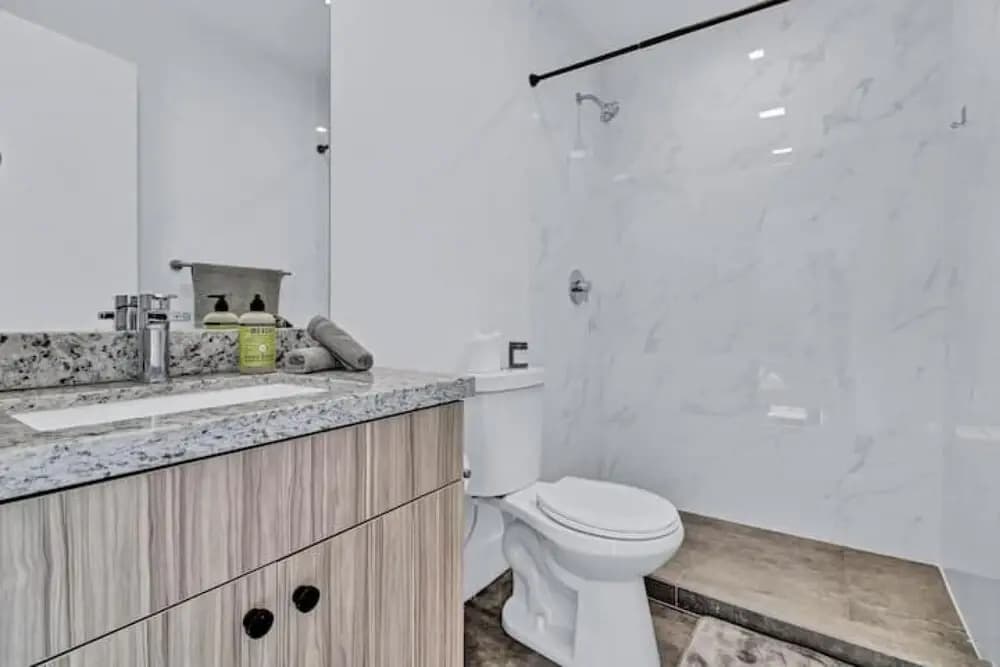 Impeccable 2 Bed Queen Suite Parking N Elevator - photo 8