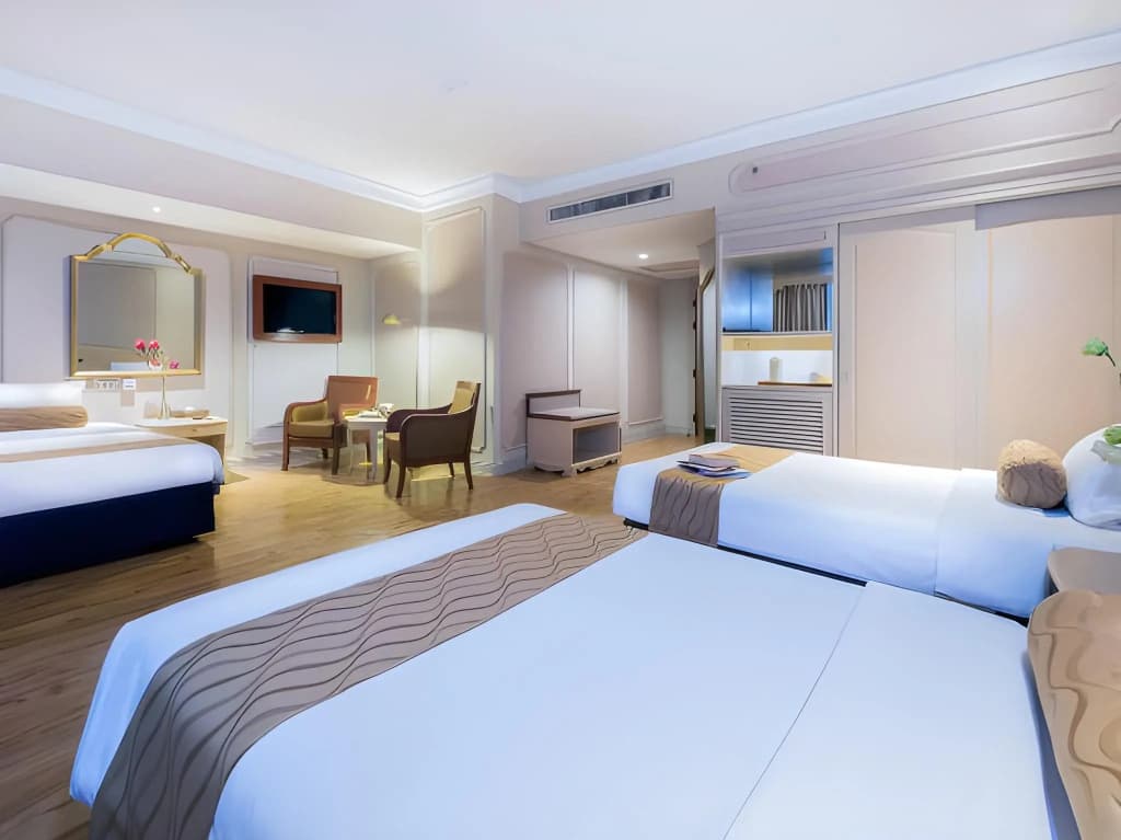 Emerald Hotel Bangkok - photo 4