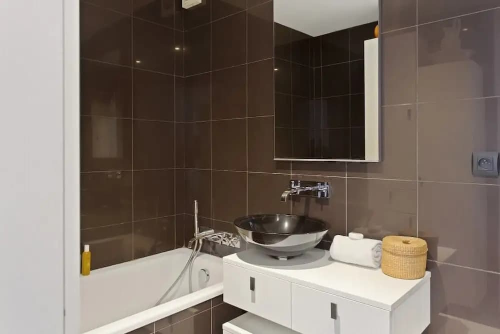 Stunning 3 Bed Apt With Balcony Near Champs Elysée - photo 11