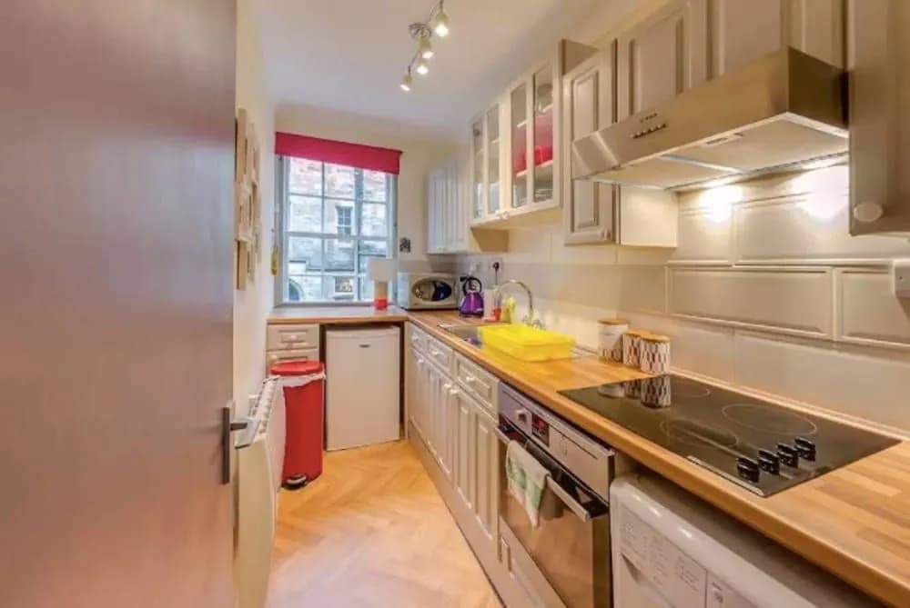 JOIVY Stylish Castle View Apartment - photo 12