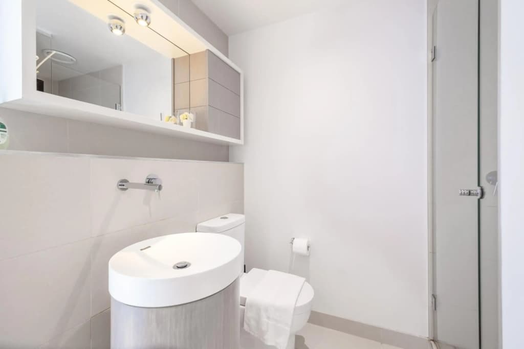 Rooftop 2BRapt in Abbotsford+King bed+WIFI+Parking - photo 8