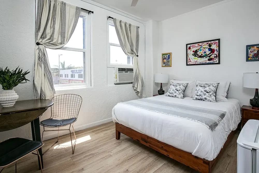 Beautiful Studio Near Hollywood! Sleeps 2! - photo 2