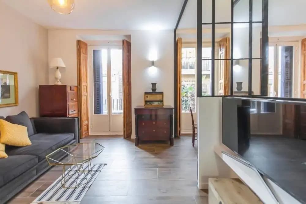 Bright & Compact One Bed Apartment in Malasaña - photo 3