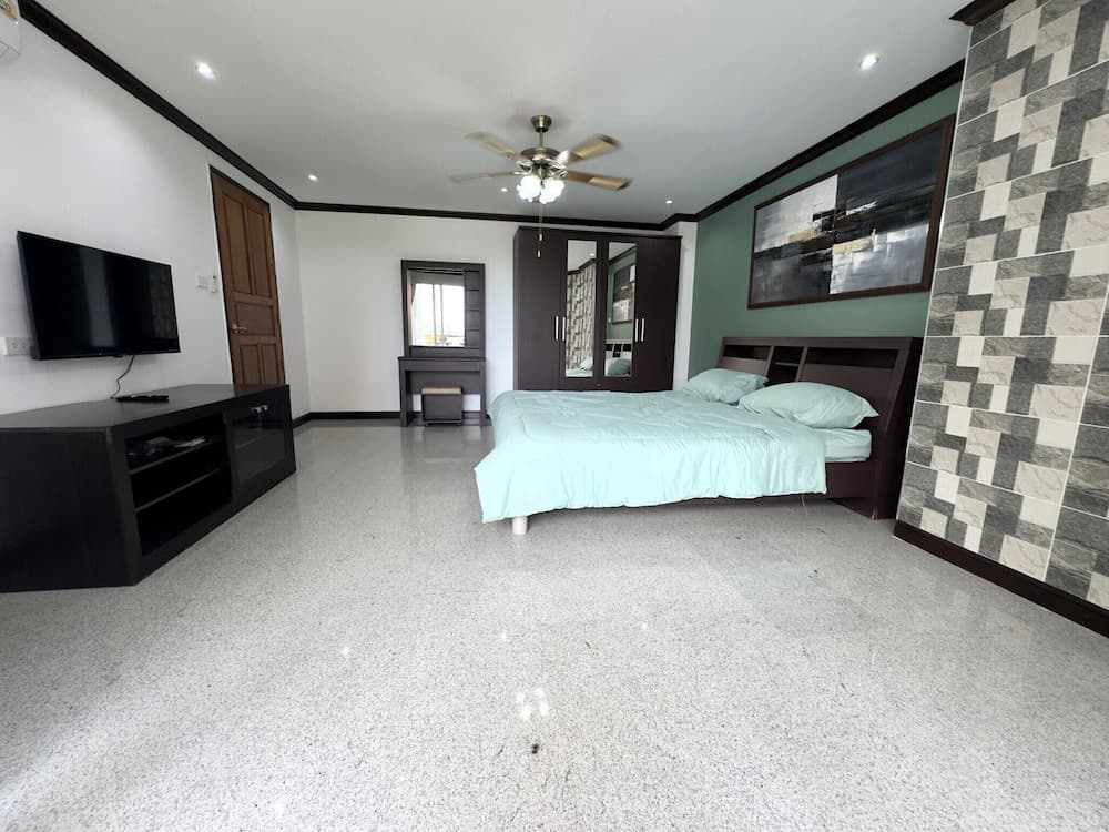 Spacious 2BR Condo - 3 Balconies & Green Views - photo 17