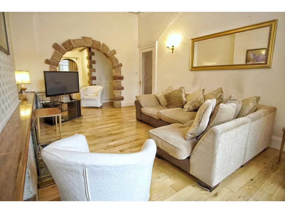 Spacious 2 Bedroom Flat, Leith Walk - photo 4