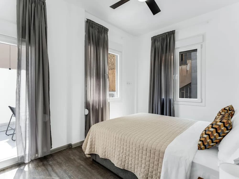 Sanders Center - Cozy Studio Apt With Balcony - photo 3