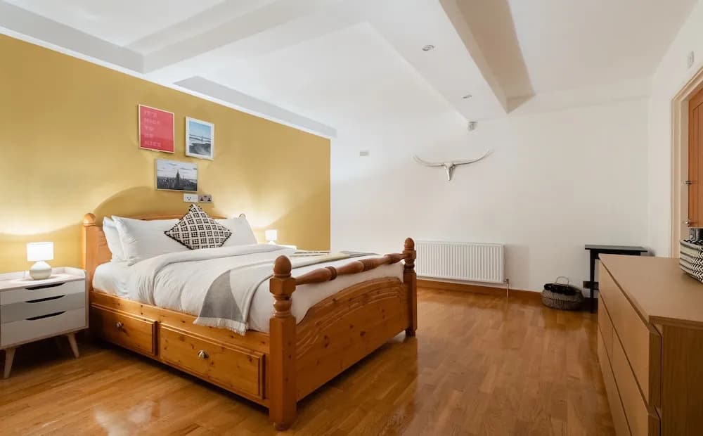 Spacious 6 bedroom family home in exclusive Hyde Park - main photo