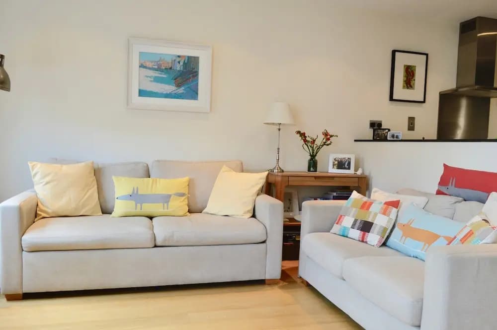 Bright Centrally Located Apartment - photo 6