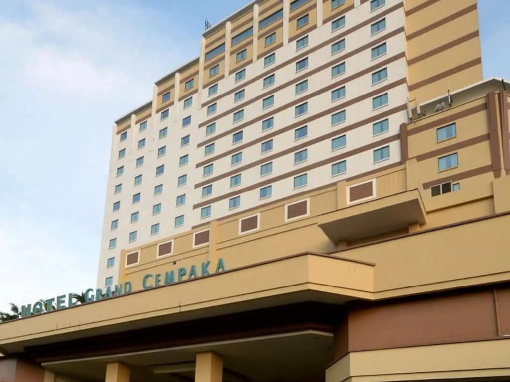 Grand Cempaka Business Hotel - photo 1