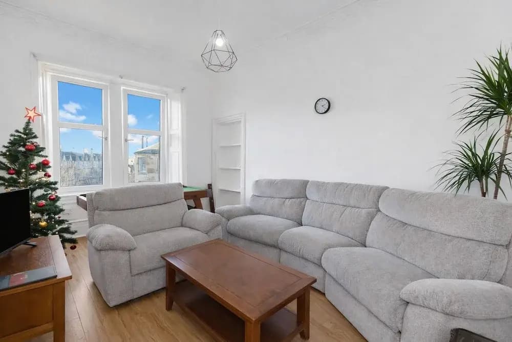 Bright 2 Bedroom Flat on Leith Walk - photo 11