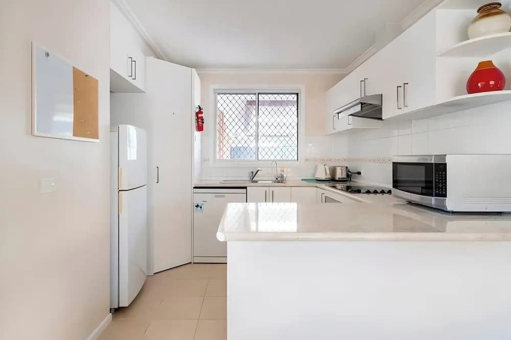 Cheerful 3 bedroom house with free parking - photo 10