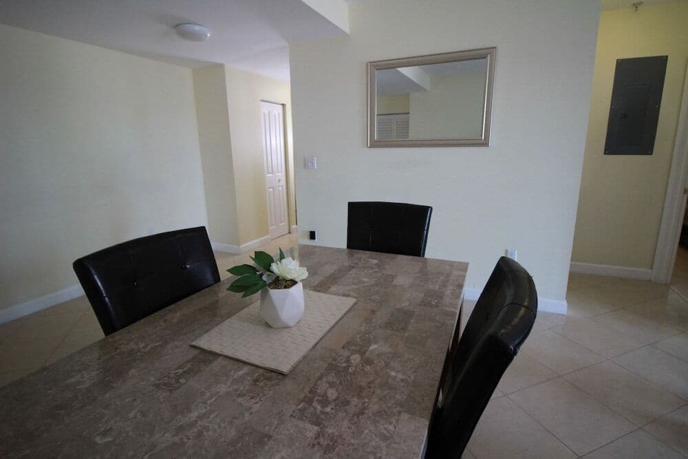 Apartments At Shamrock Gables - photo 1