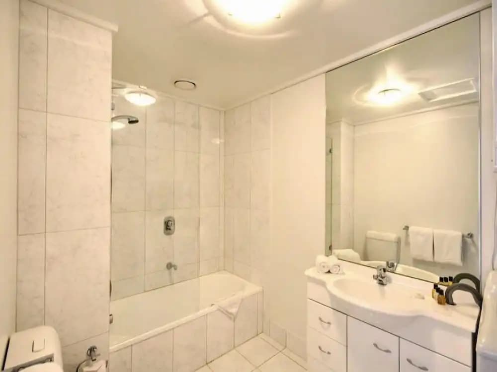 Melbourne Stays - City Point Suite - photo 16
