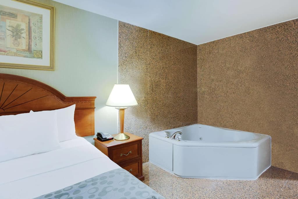 La Quinta Inn by Wyndham Queens (New York City) - photo 4