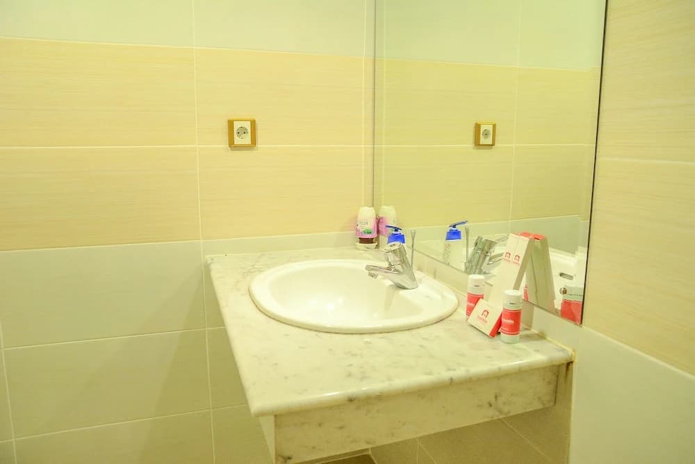 Exclusive 2 Bedrooms Ambassador By Travelio - photo 6