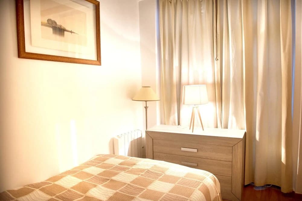 Apartment With one Bedroom in Paris, With Wonderful City View, Furnish - photo 4