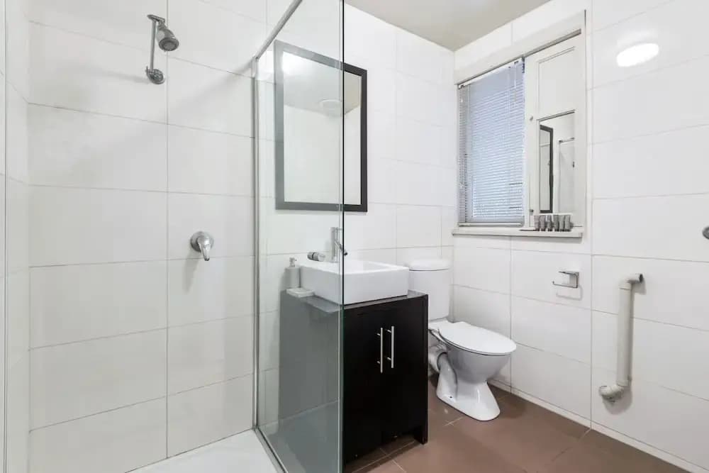Charming 2-bed Apartment With Fireplace & Parking - photo 7