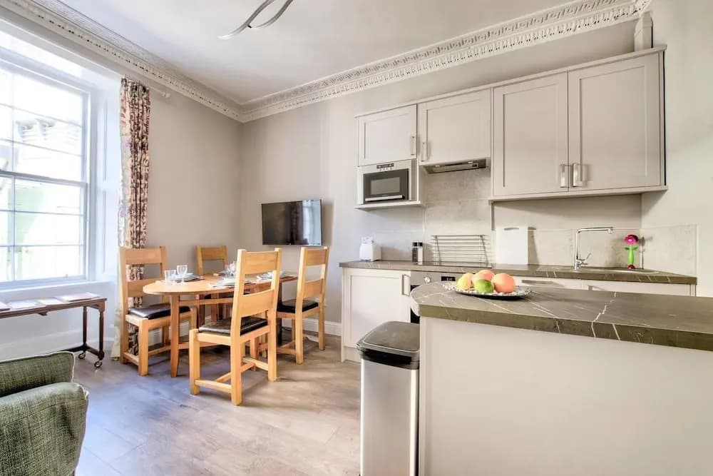 Beautifully Presented, Well Located, 2 bed apt - photo 11