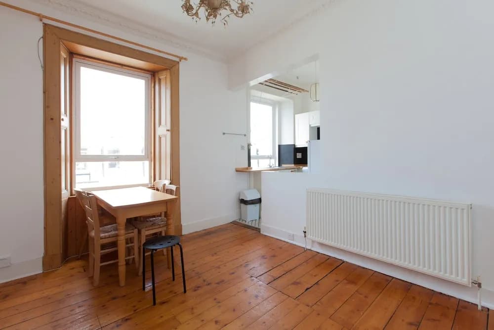 3 Bedroom Flat Near Leith - photo 2