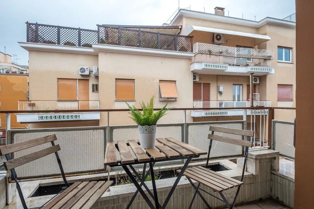 Modern Trendy Flat Well Connected W/vatican - main photo