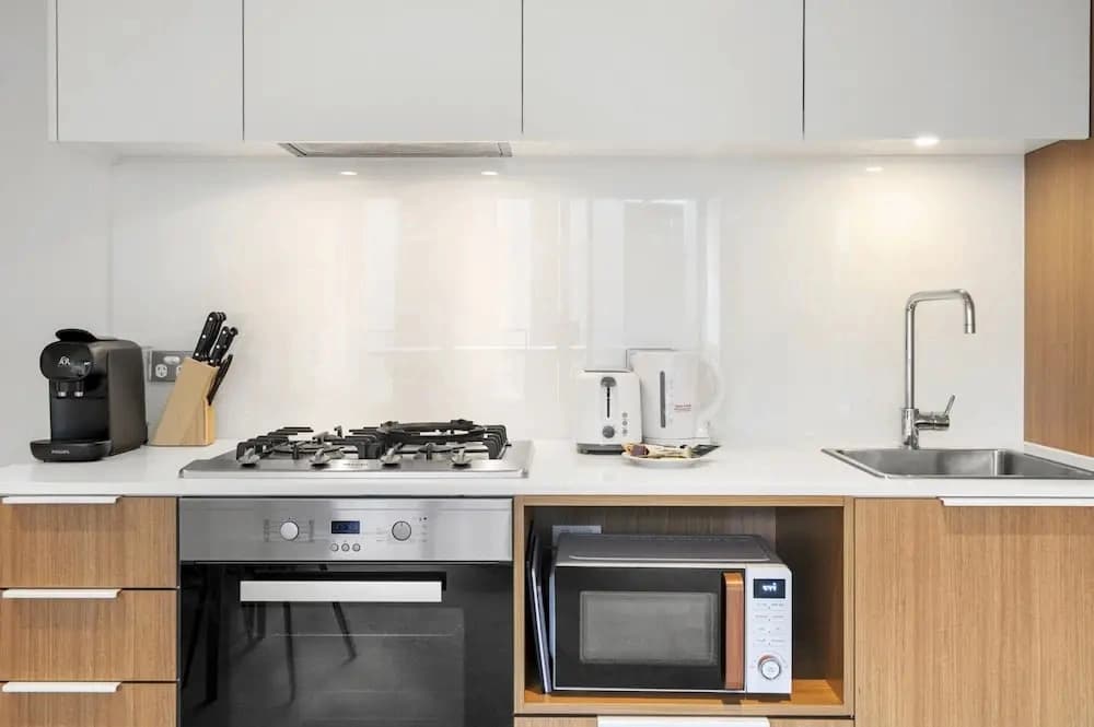 Marina-view 1-bed Apartment in Docklands - photo 14