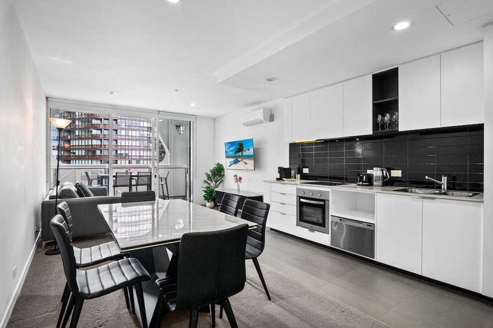 Modern 1 Bed Apartment With City Views - photo 5