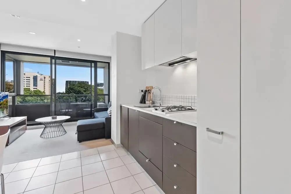 Central 1-bed Apartment With Secure Parking - photo 5