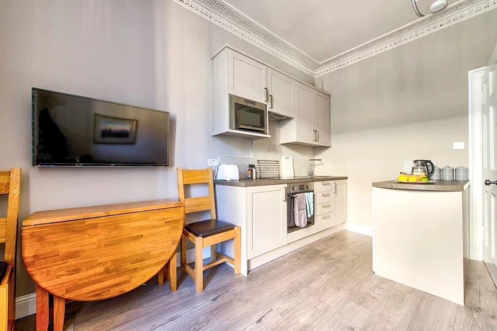 Beautifully Presented, Well Located, 2 bed apt - photo 15
