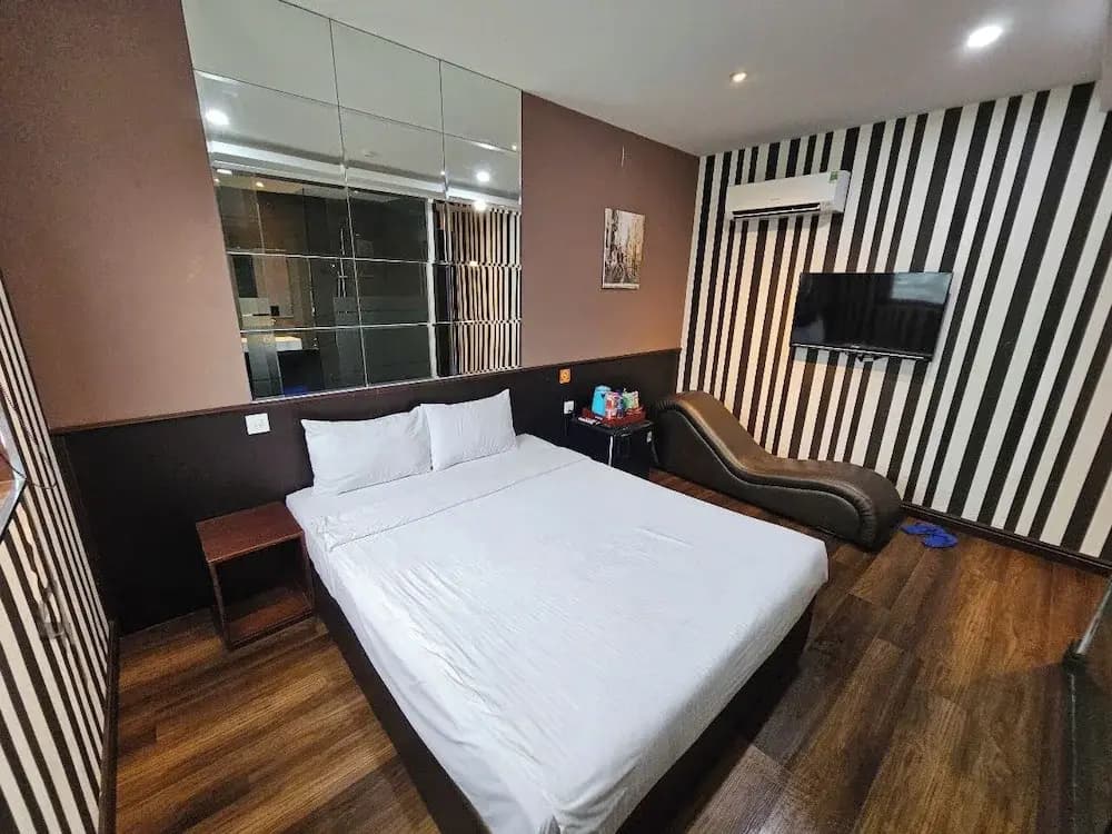 Pink Hotel - photo 2