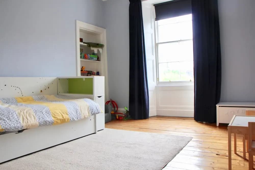 Large 3 Bedroom Apartment in Canonmills - main photo