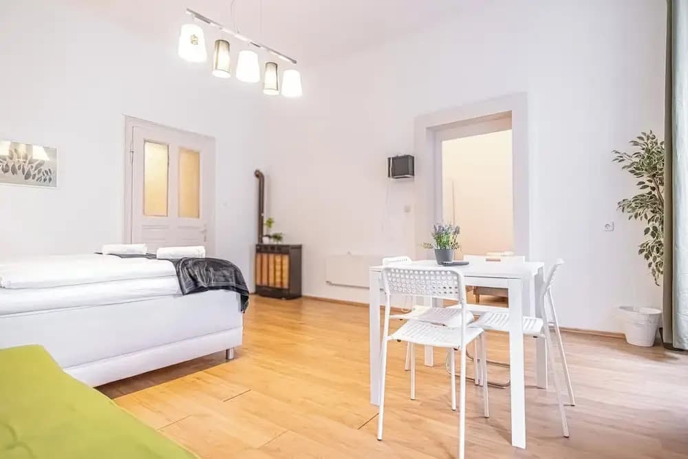 Cozy 2BR Apt With Excellent Connectivity - photo 7