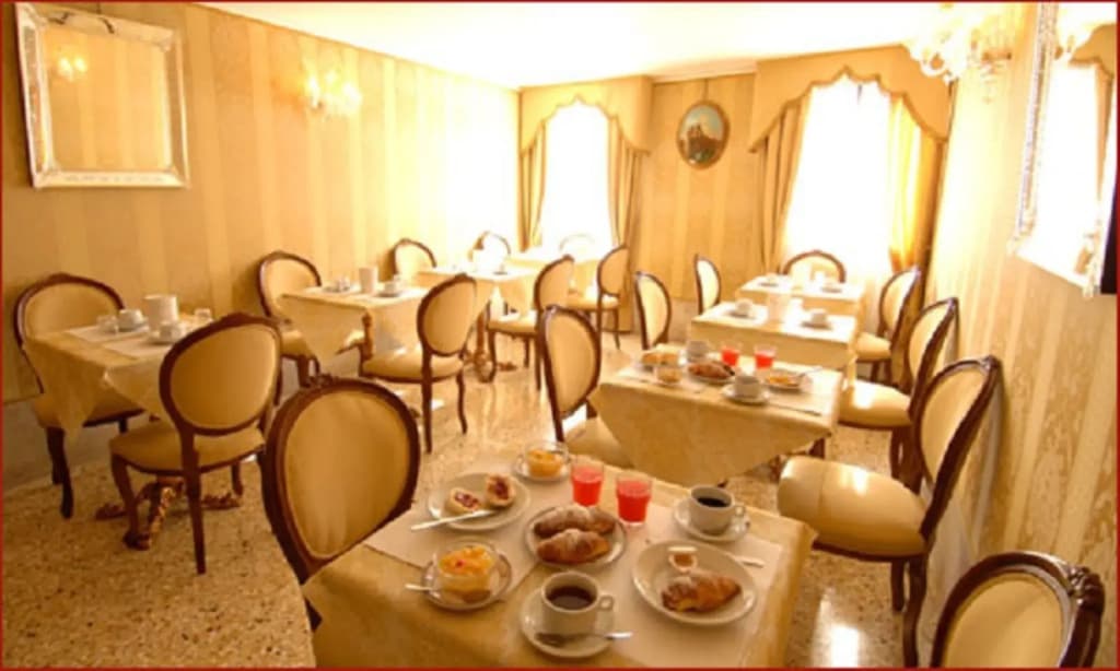Hotel Canal - photo 16