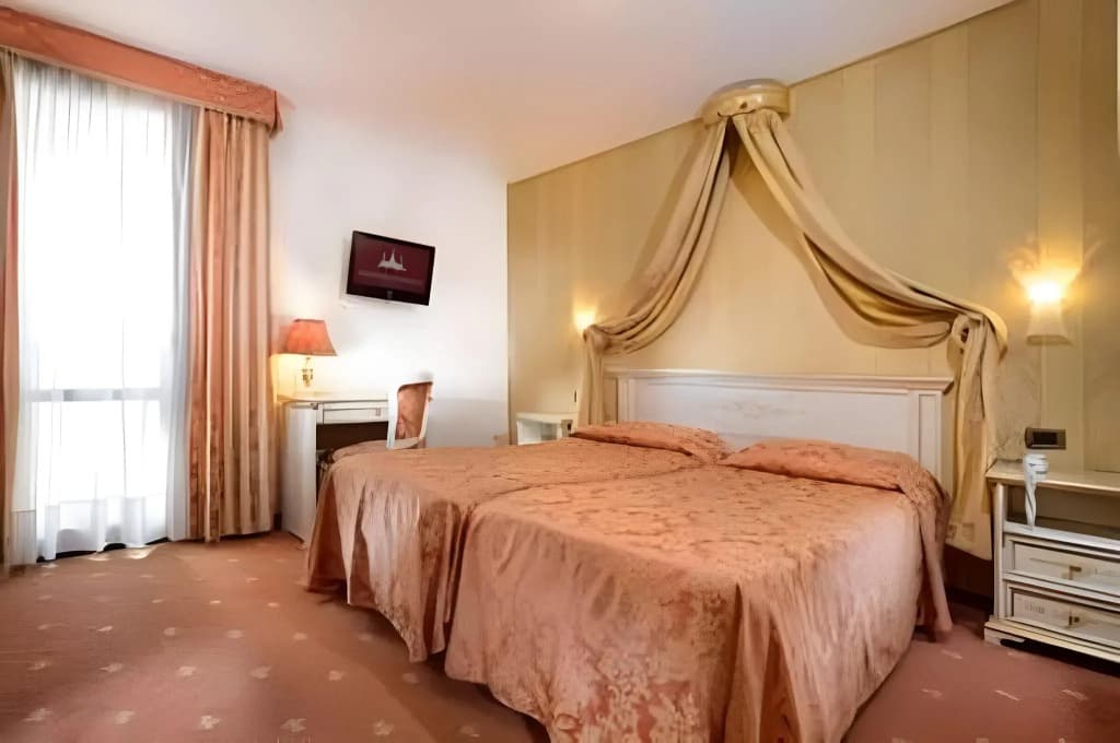 Hotel Ambassador Tre Rose - photo 4