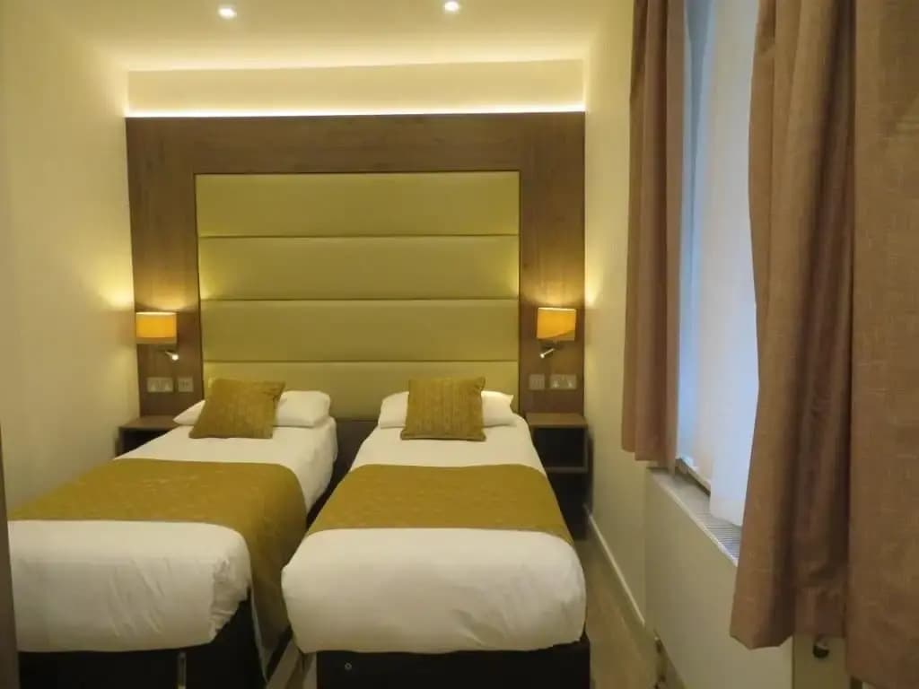 Glendale Hyde Park Hotel - photo 13