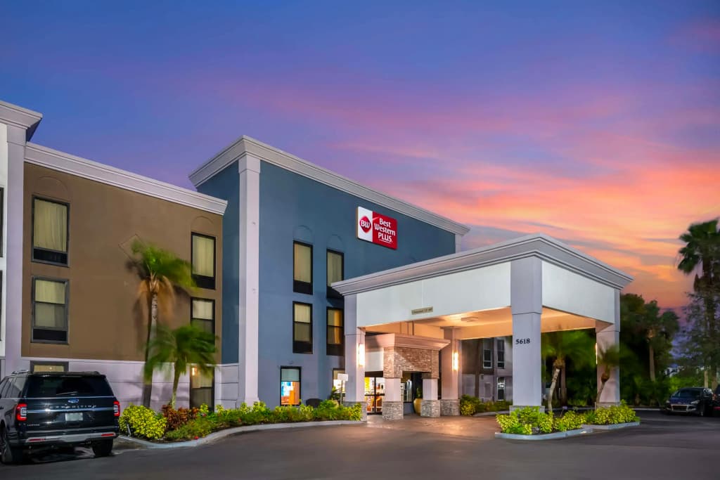 Best Western Plus Universal Inn - photo 1