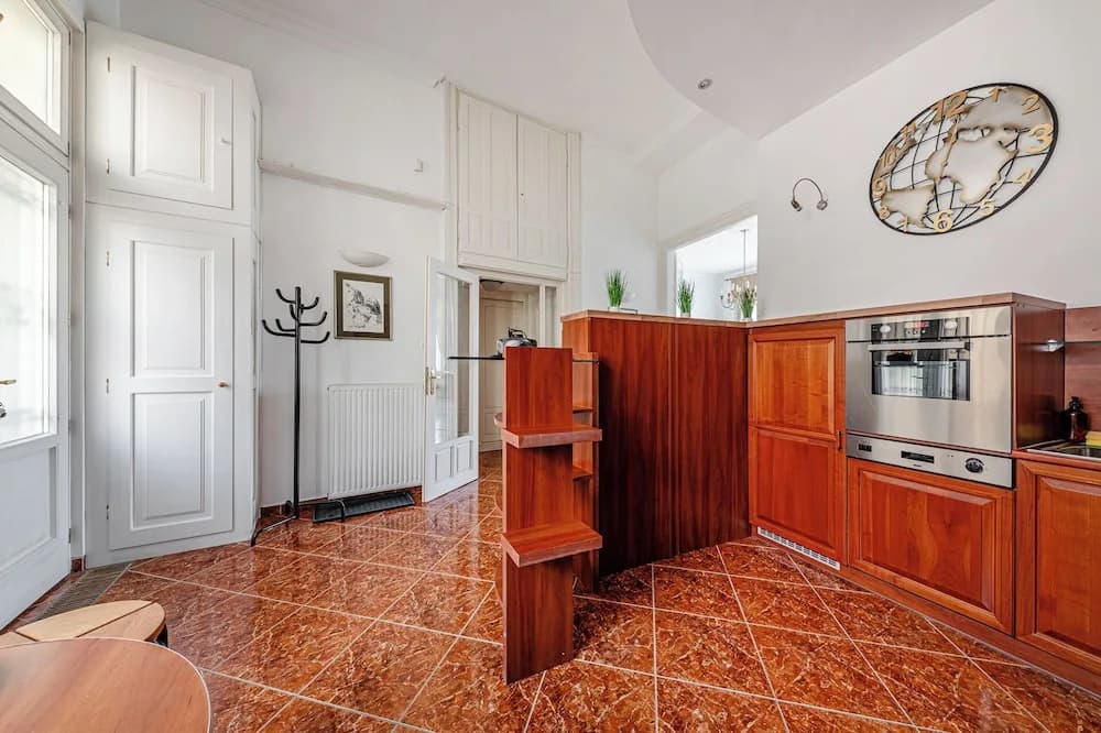Budapest Classic Charm | 2Br + Cornertub + Smarttv - photo 3