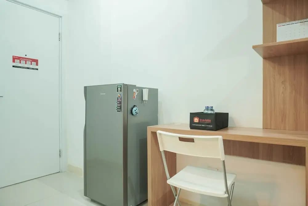 Lovely and Strategic Studio at Green Pramuka Apartment - photo 3