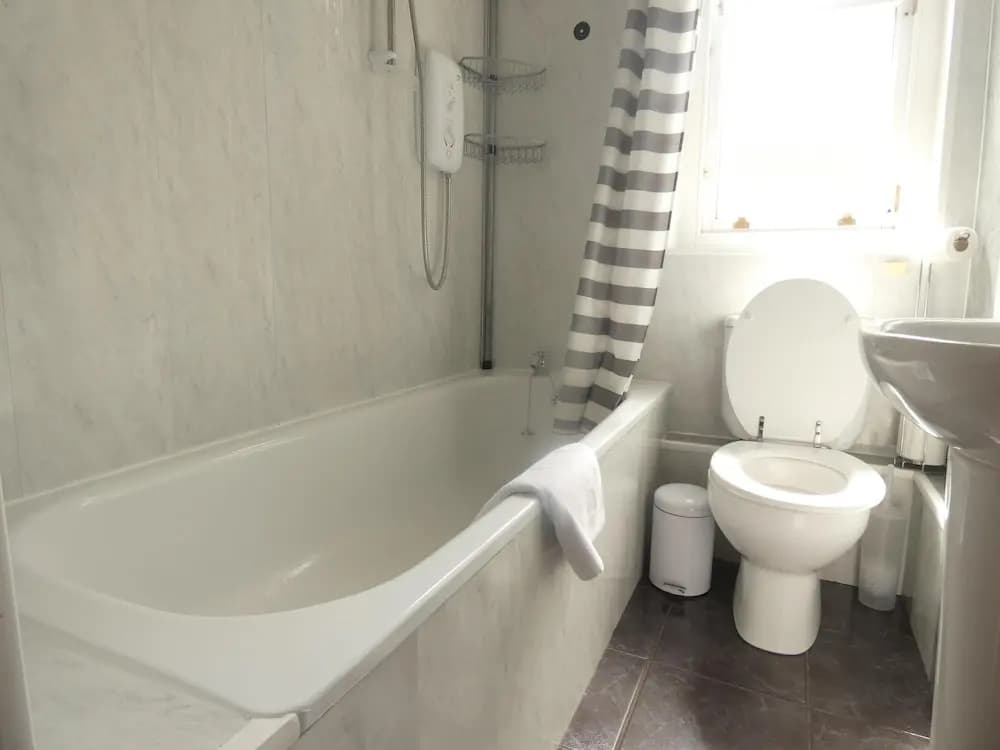 Central 2-bed Flat in Edinburgh - photo 10