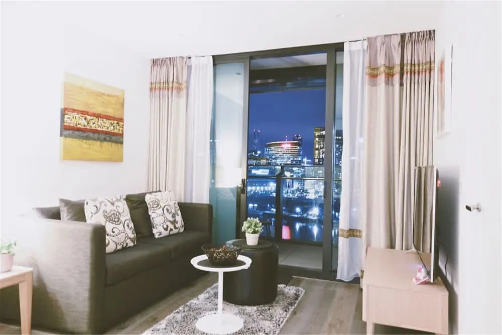 HFN Riverside Docklands Apartment - photo 5