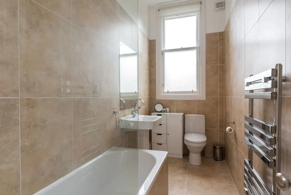 Sleek and Modern 2BR Home Near City Centre - photo 8