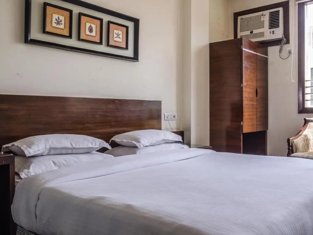 Hotel Metropolitan Karol Bagh - photo 12